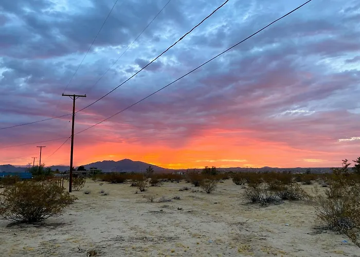 Twin Palms Desert Getaway - Jacuzzi, Fire Pit, Meditation Room & More