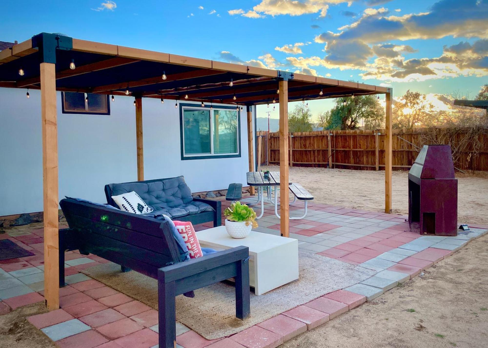 Twin Palms Desert Getaway - Jacuzzi, Fire Pit, Meditation & Holiday home