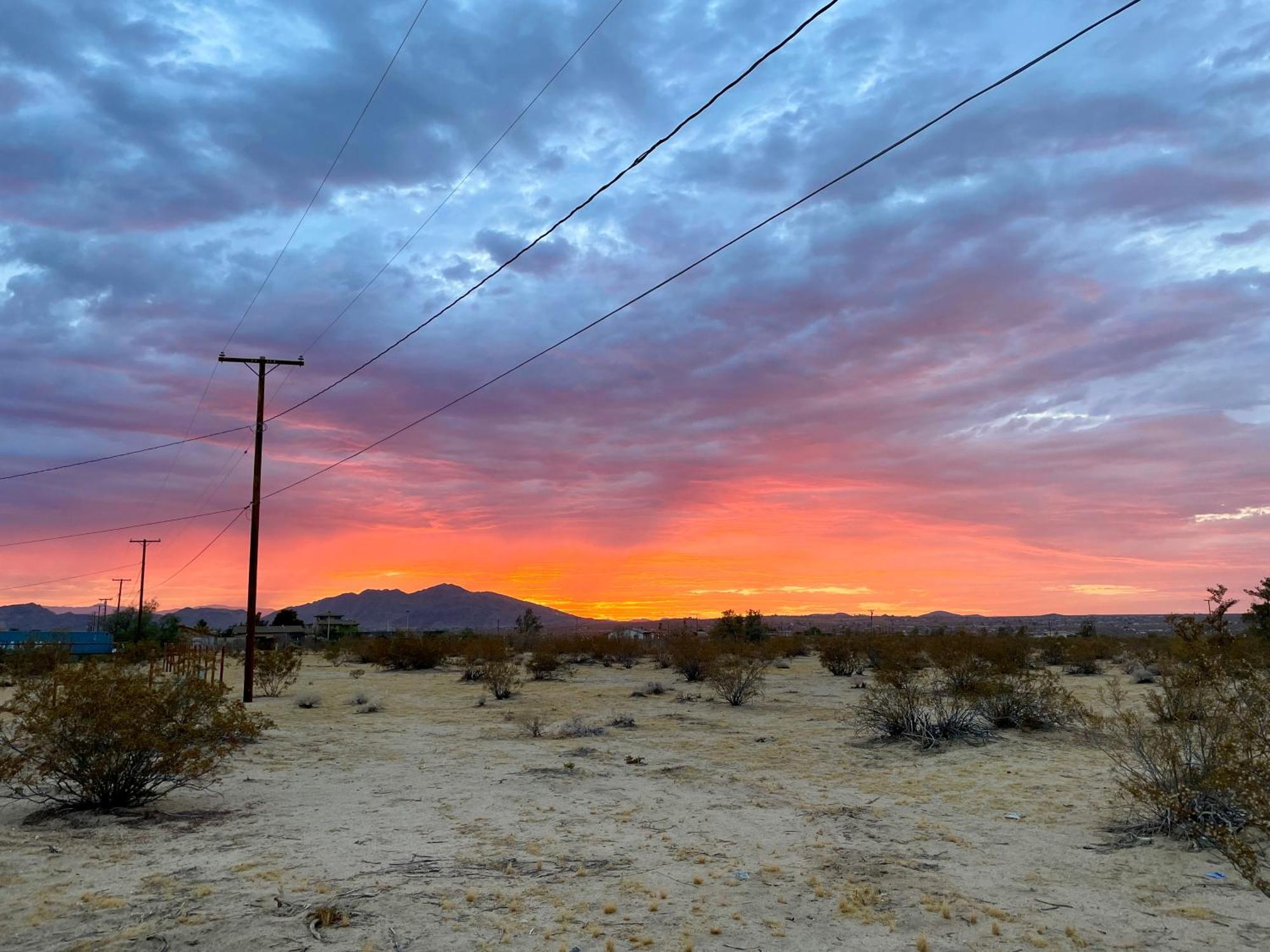 Twin Palms Desert Getaway - Jacuzzi, Fire Pit, Meditation & * Joshua Tree