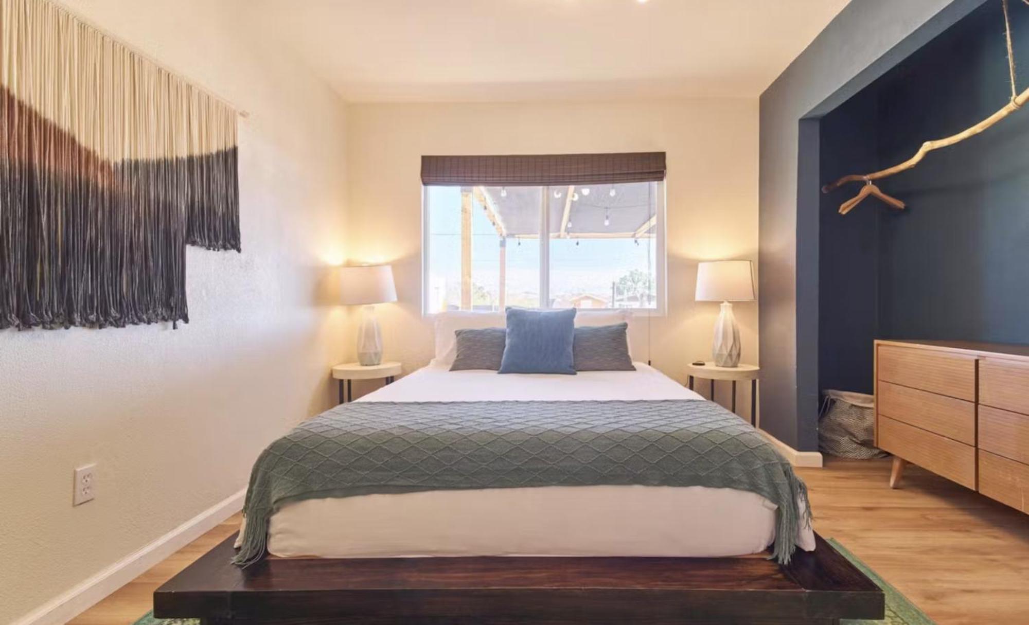 Twin Palms Desert Getaway - Jacuzzi, Fire Pit, Meditation & Holiday home *