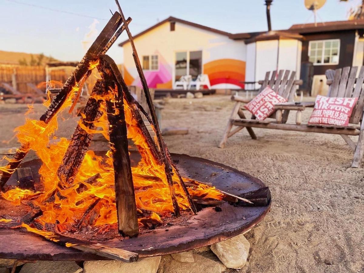 Twin Palms Desert Getaway - Jacuzzi, Fire Pit, Meditation & Casa de Férias *