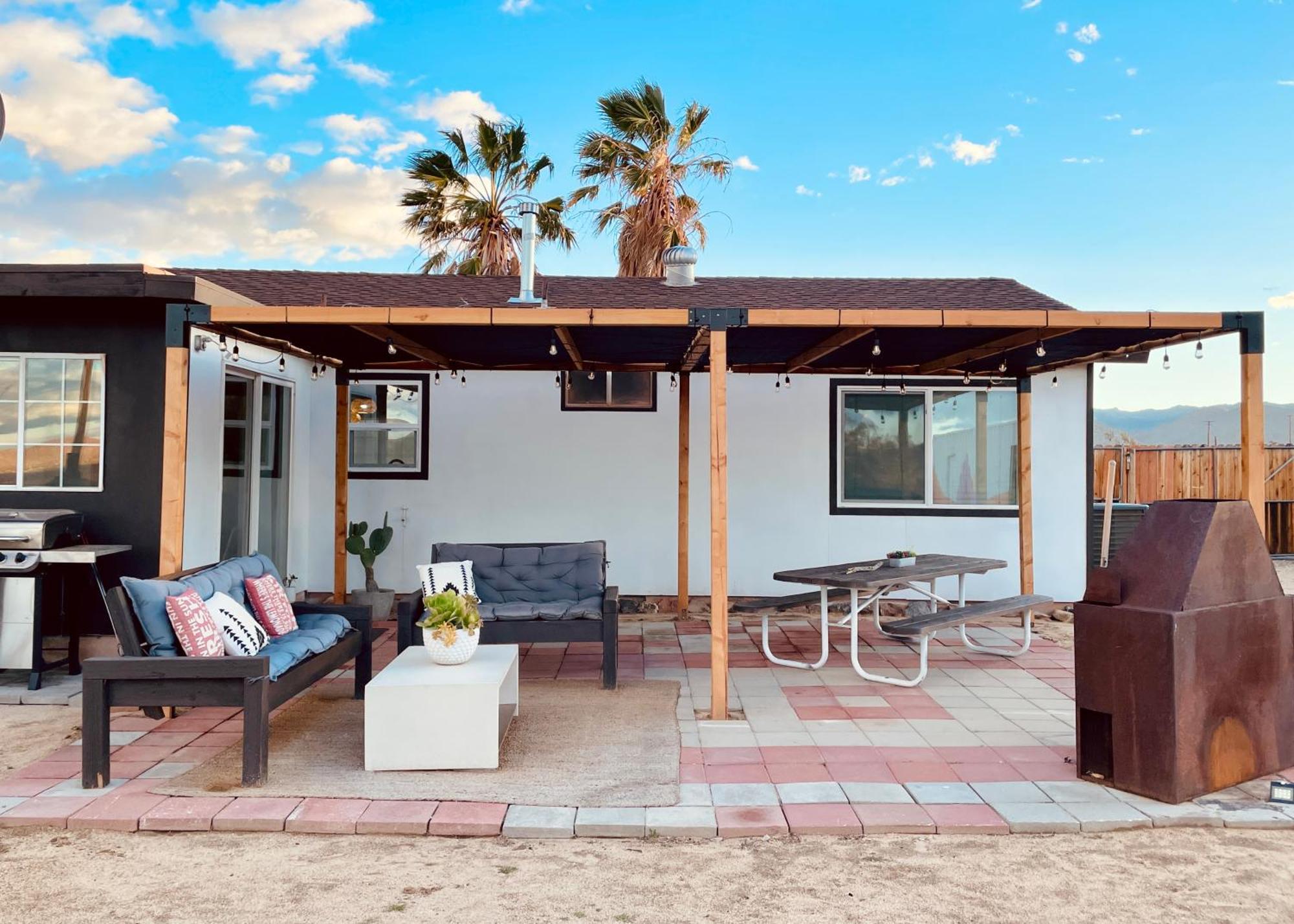 Casa de Férias Twin Palms Desert Getaway - Jacuzzi, Fire Pit, Meditation &
