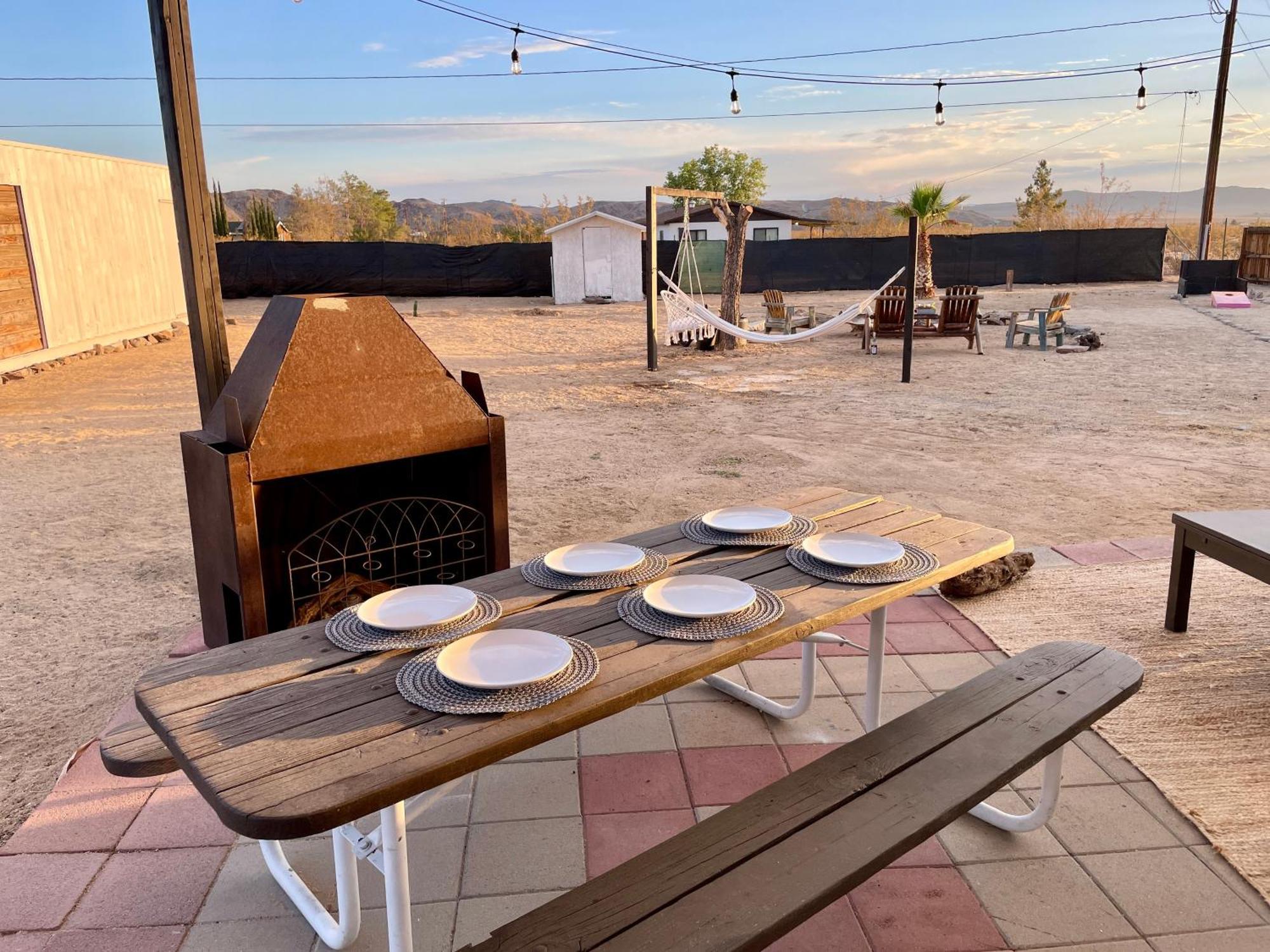 Casa de Férias Twin Palms Desert Getaway - Jacuzzi, Fire Pit, Meditation &
